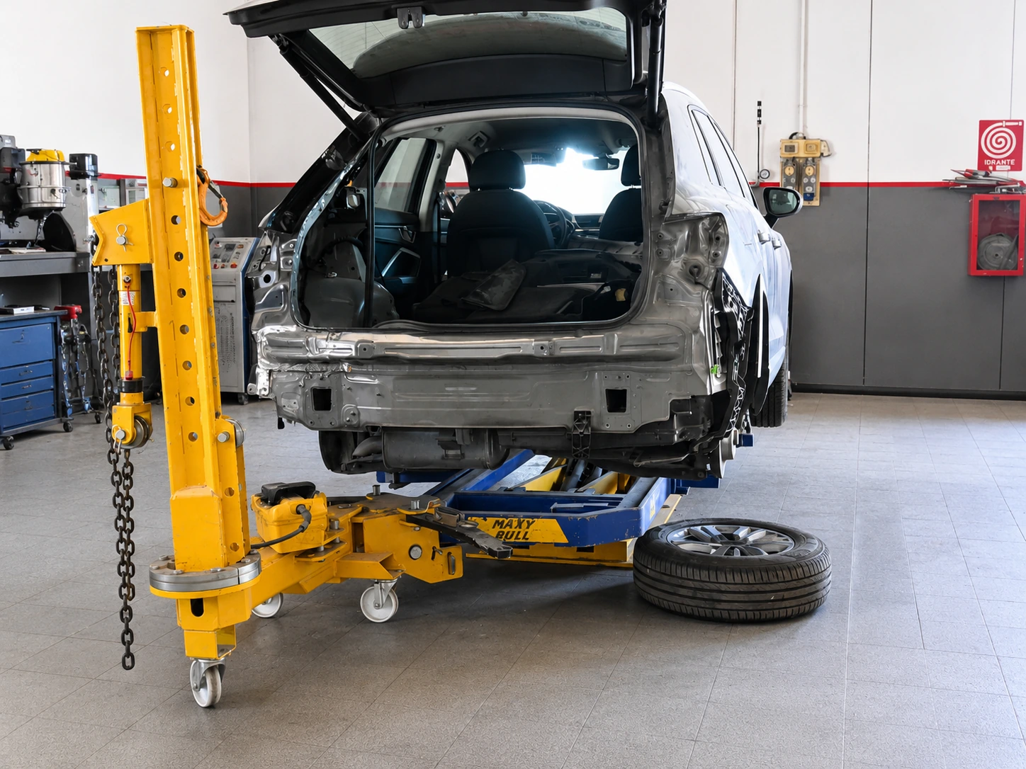 02-officina-meccanica-con-suv-danneggiato